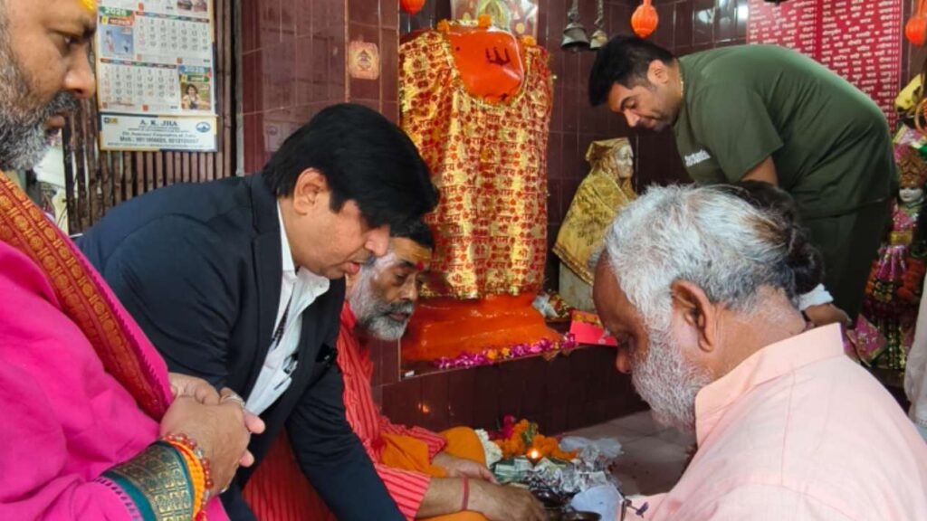 2. On this occasion, devotees sought the darshan of Lord Hanuman and received His blessings.
